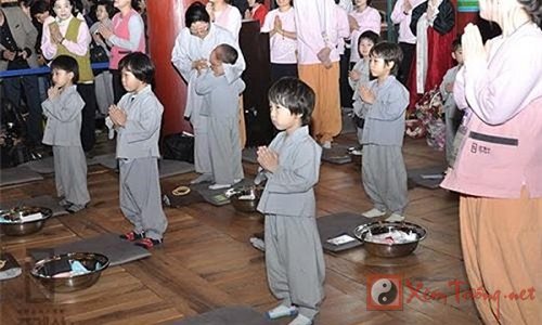 Bán khoán con vào cửa Thánh theo tâm linh người Việt