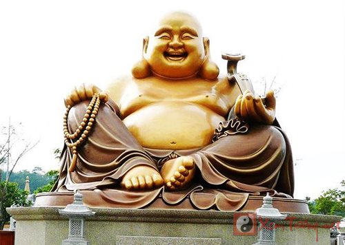 Tại sao tạo hình của Phật Di Lặc lại bụng bự, miệng cười tươi?
