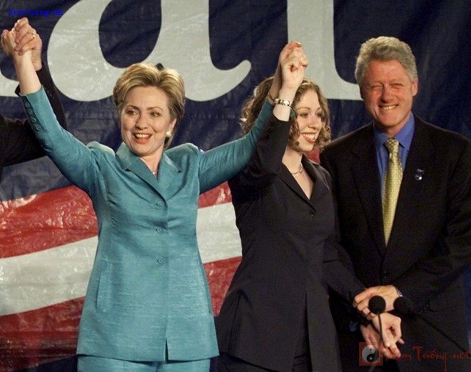 bà clinton cùng chồng và con gái trong ngày ăn mừng chiến thắng đắc cử chức thượng nghị sĩ đại diện bang new york ngày 7/11/2000. đến ngày 7/11/2006, bà tiếp tục đắc cử để đại diện bang new york tại thượng viện thêm một nhiệm kỳ. ảnh: ap