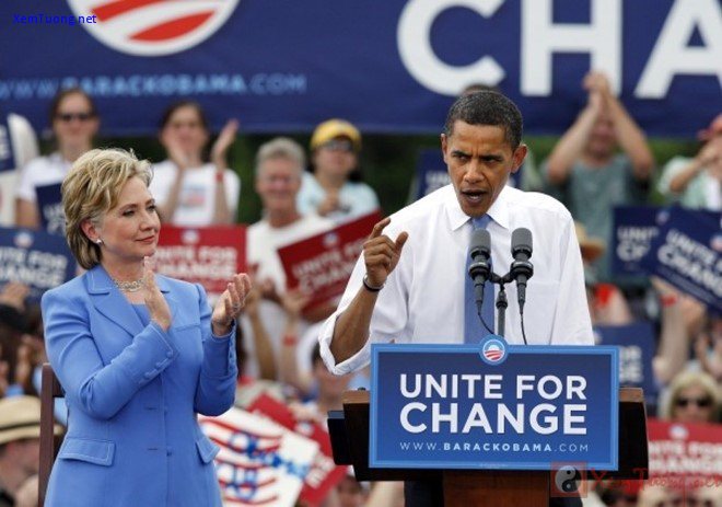 bà clinton tham dự một chiến dịch tranh cử cùng ông barack obama vào ngày 27/6/2008. sau thất bại ở các vòng bầu cử sơ bộ, bà clinton tuyên bố ngừng cuộc đua vào nhà trắng và quay sang ủng hộ ứng viên tổng thống gốc phi đầu tiên. ảnh: ap