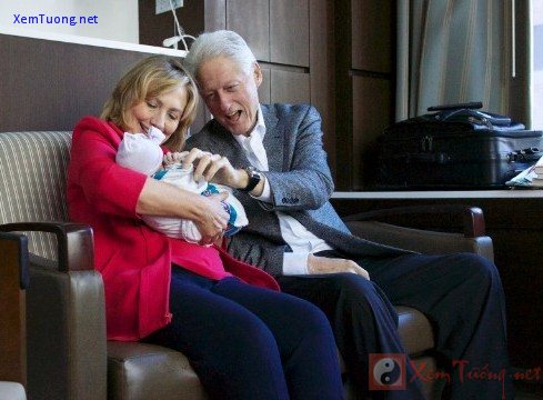 Cuối tháng 9/2014, Chelsea Clinton sinh con gái đầu lòng. Ông bà Clinton trở thành ông bà ngoại. Ảnh: CNN