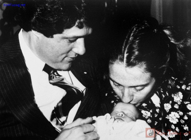 vợ chồng ông bill clinton chào đón con gái đầu lòng năm 1980. lúc này ông bill clinton đang giữ chức thống đốc nhiệm kỳ đầu tiên tại bang arkansas. ảnh: ap