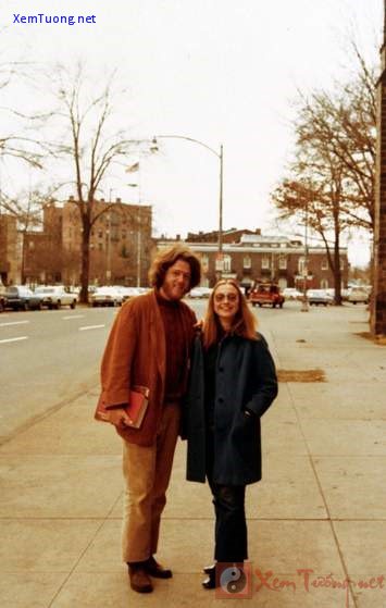 Ông Bill Clinton và bà Hillary chụp ảnh tại trường Luật thuộc đại học Yale vào năm 1972. Họ kết hôn năm 1975. Ảnh: Time