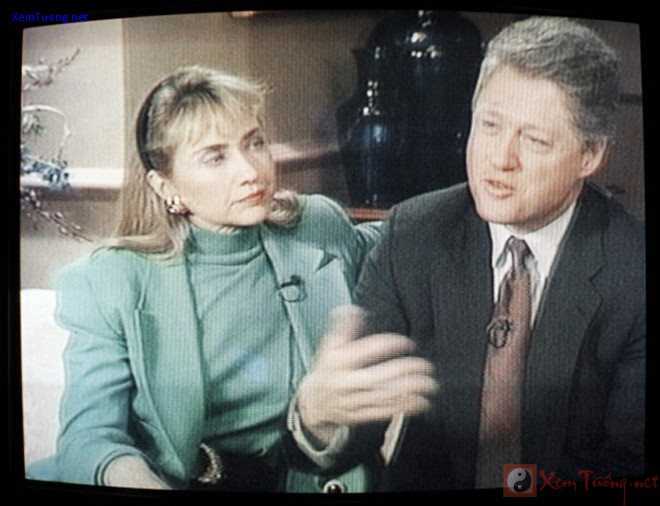 ngày 26/1/1992, ông clinton xuất hiện trên truyền hình cùng vợ để bác bỏ những tin đồn ông quan hệ lén lút với cô gennifer flowers, nữ ca sĩ phòng trà nổi tiếng ở bang arkansas. những tin đồn nảy sinh trước khi đảng dân chủ tổ chức đại hội để chọn ra ứng viên đại diện chính thức. sự xuất hiện