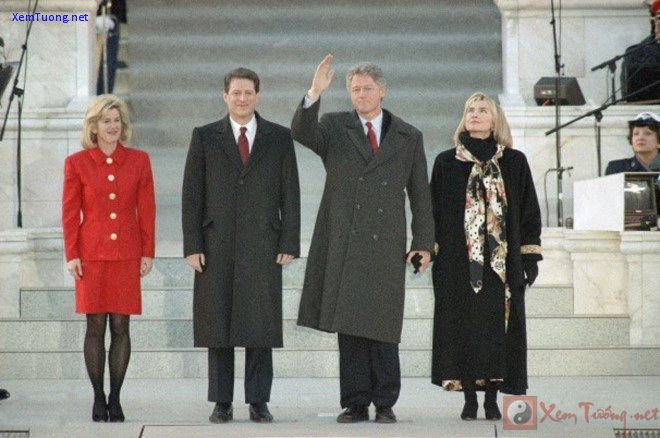 gia đình clinton và gia đình ông al gore trong buổi lễ nhậm chức tổng thống và phó tổng thống mỹ ngày 17/1/1993. bà clinton trở thành đệ nhất phu nhân mỹ đầu tiên có học vị sau đại học. ảnh: ap